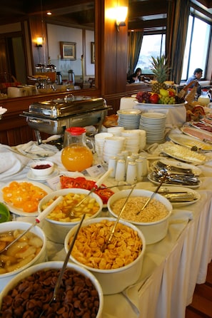 Daily buffet breakfast (CLP 9500 per person)