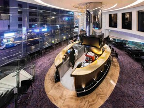 Serves lunch and happy hour - Novotel Century Hong Kong (Hong Kong)
