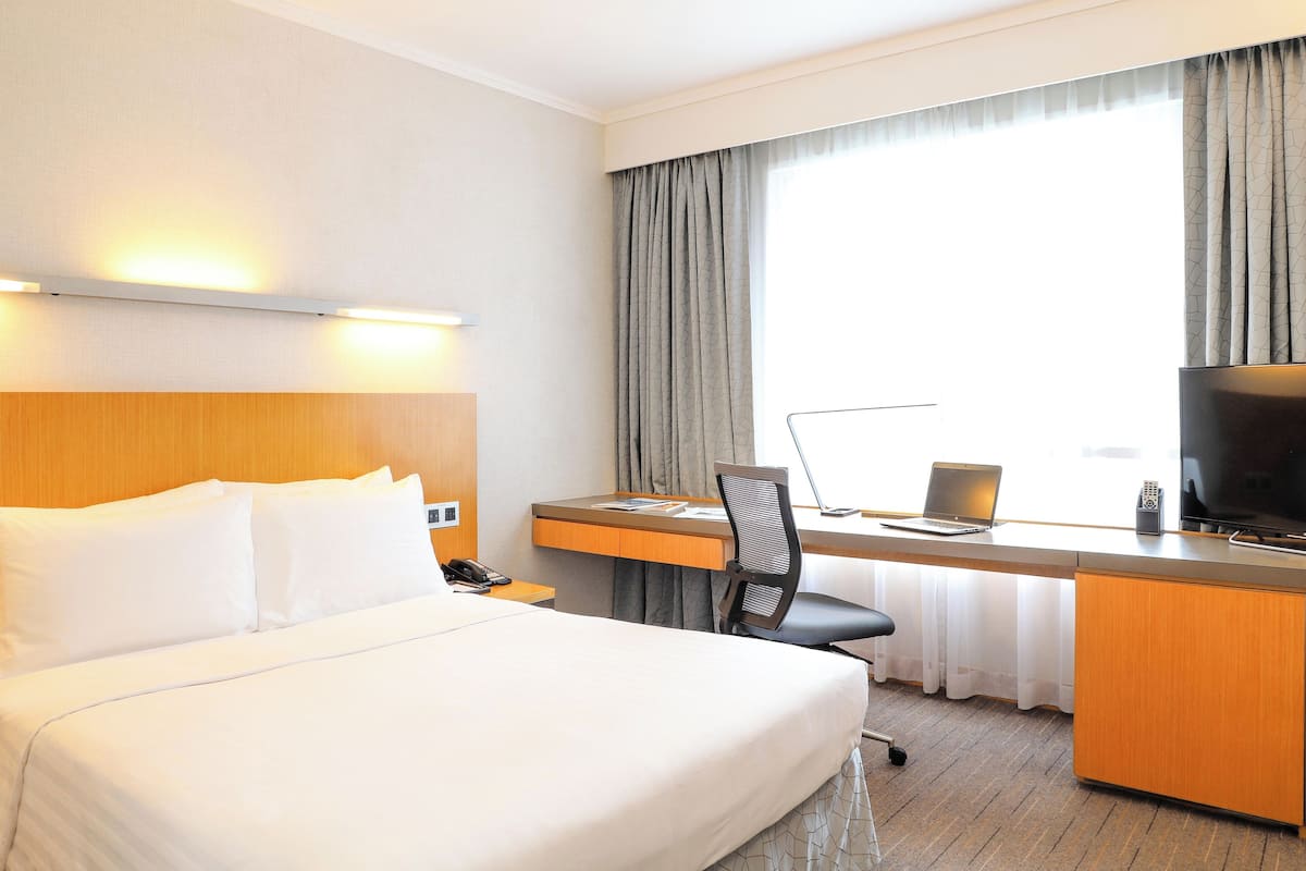 Standard Room, 1 Queen Bed | 1 bedroom, down duvets, minibar, in-room safe