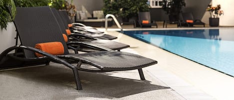 Piscine extérieure, parasols de plage, chaises longues