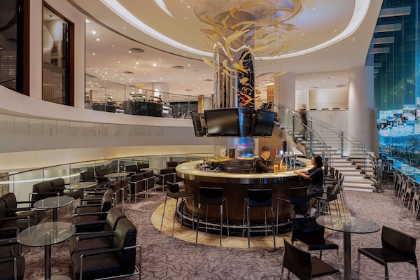 Serves lunch and happy hour