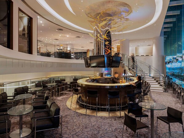 Serves lunch and happy hour