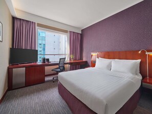 Premier Room, 1 Queen Bed (Executive) | Down comforters, minibar, in-room safe, desk