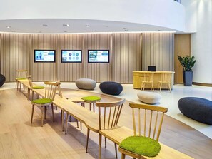 Lobby sitting area - Novotel Century Hong Kong (Hong Kong)