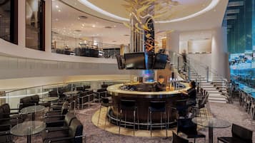 Ofrece almuerzos y happy hour