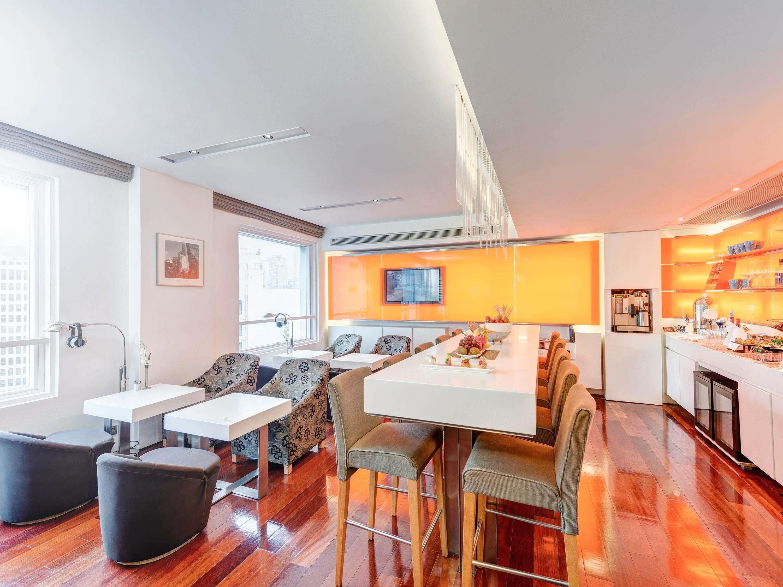 Junior Suite, 1 Queen Bed | Dundyner, minibar, safe på rommet og skrivebord