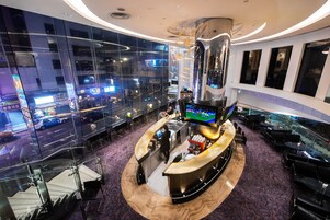 Serves lunch and happy hour