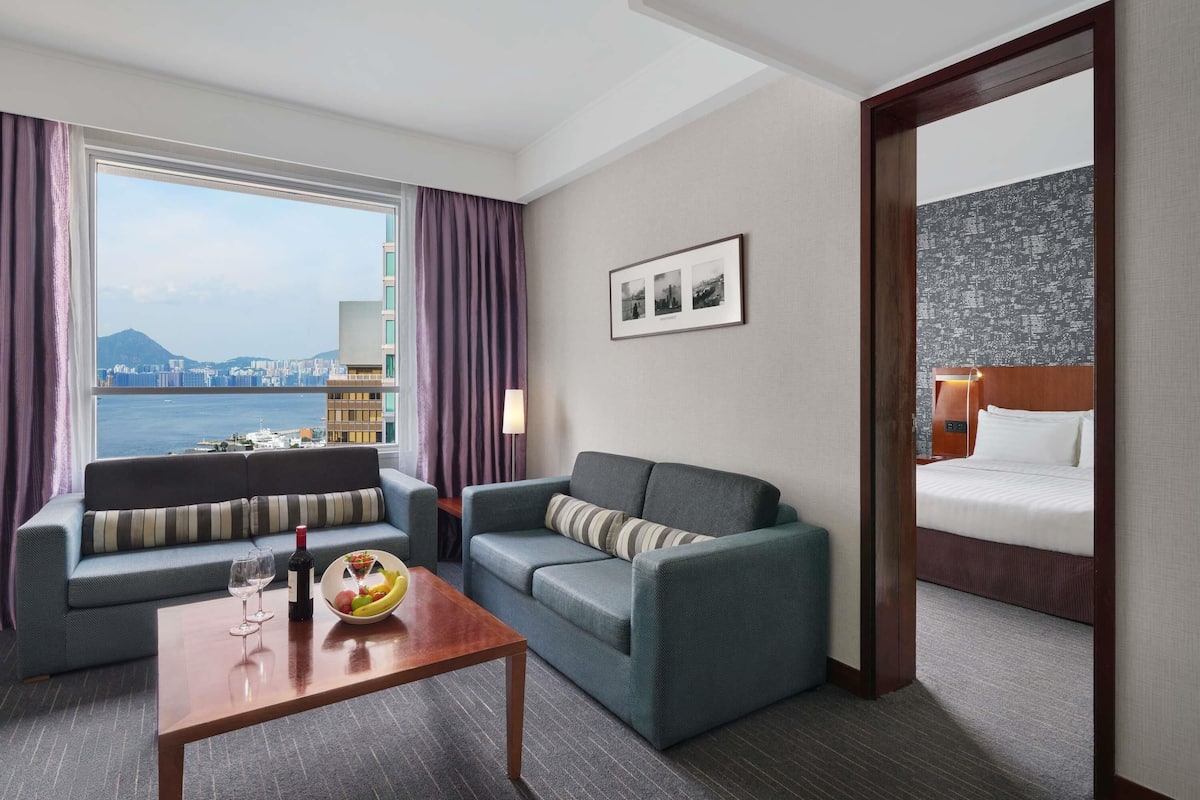 Junior Suite, 1 Queen Bed | Dundyner, minibar, safe på rommet og skrivebord