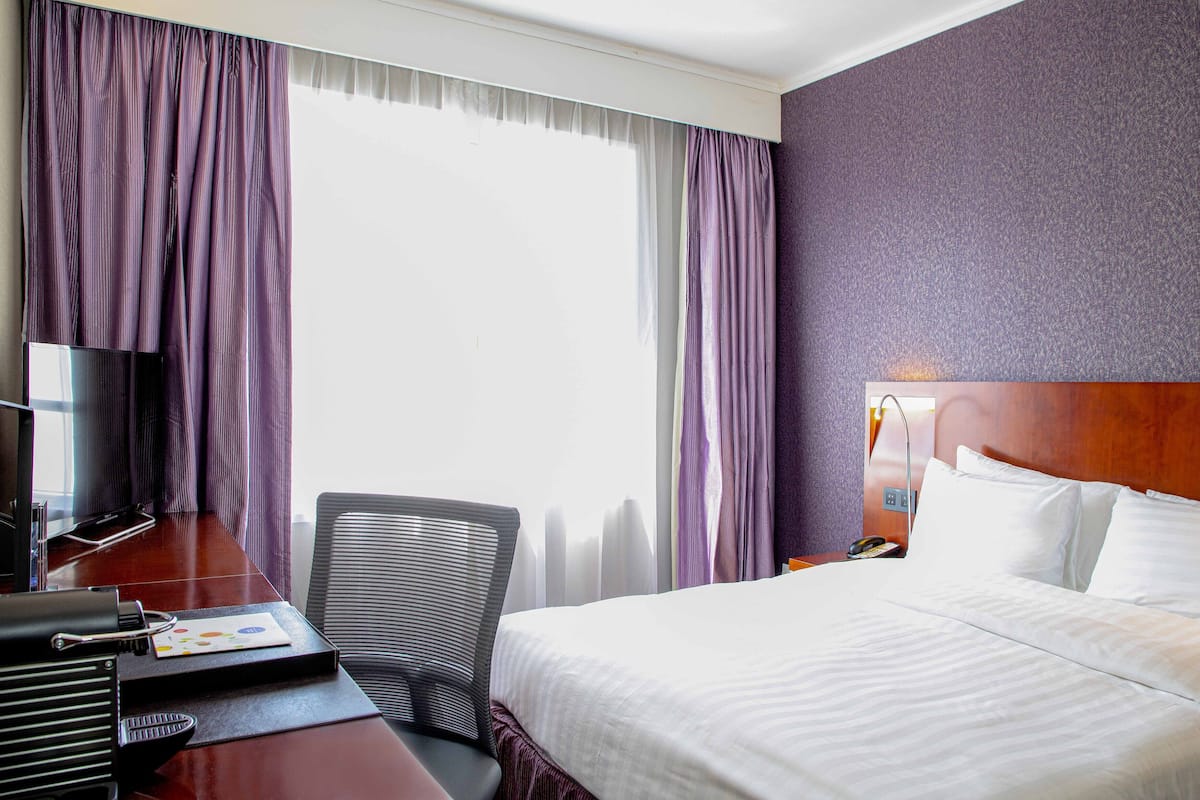 Premier Room, 1 Queen Bed (Executive) | 1 bedroom, down duvets, minibar, in-room safe