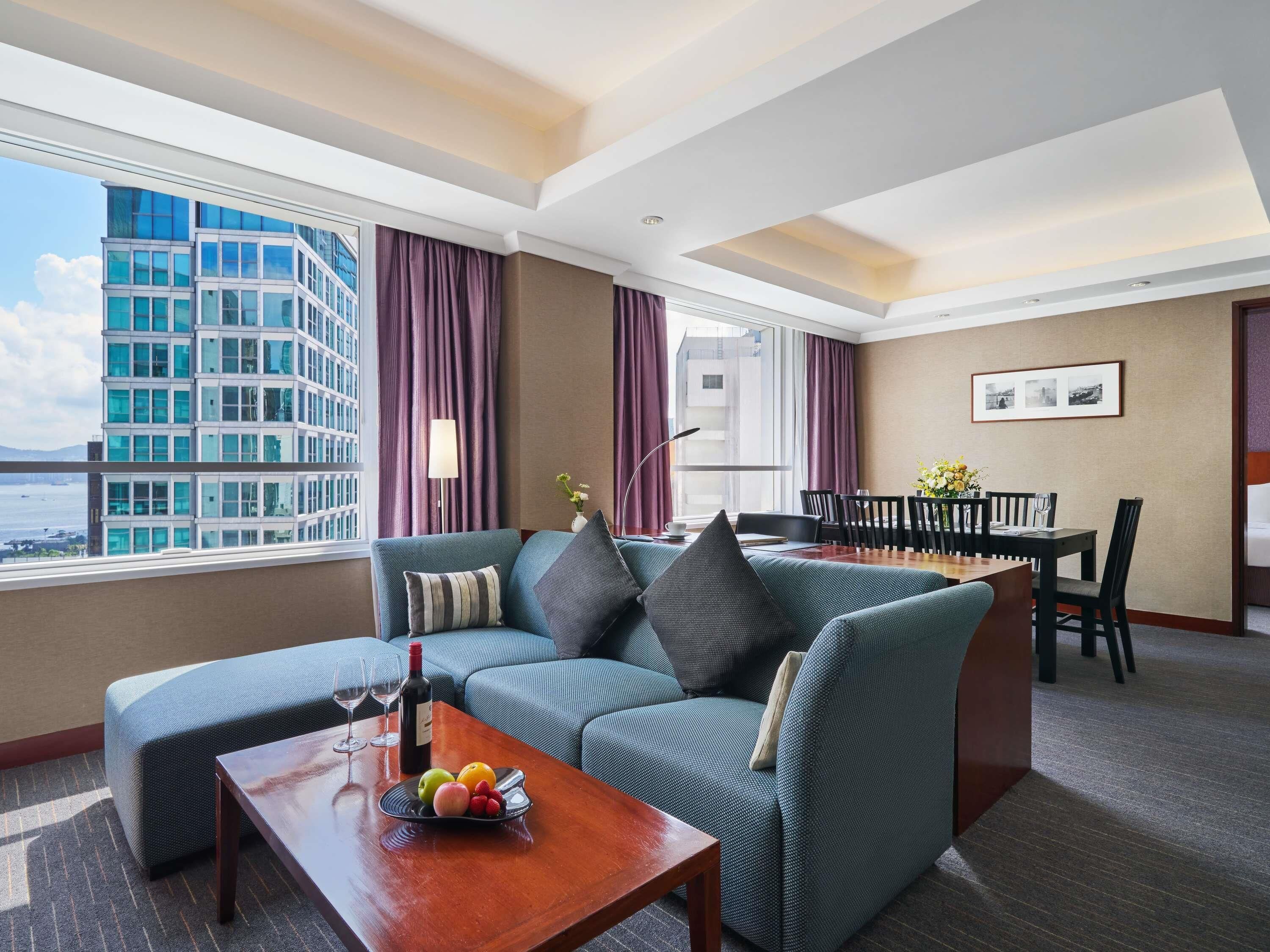 羽絨被、迷你吧、房內夾萬、書桌