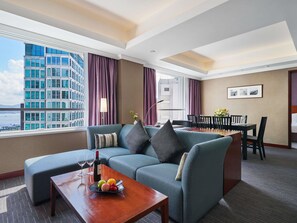 Dundyner, minibar, safe på rommet og skrivebord