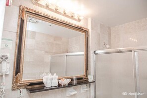 Caixa forta a l'habitació, escriptori i planxa i posts de planxar 