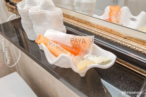 Double Room | Bathroom | Combined shower/tub, free toiletries, hair dryer, towels