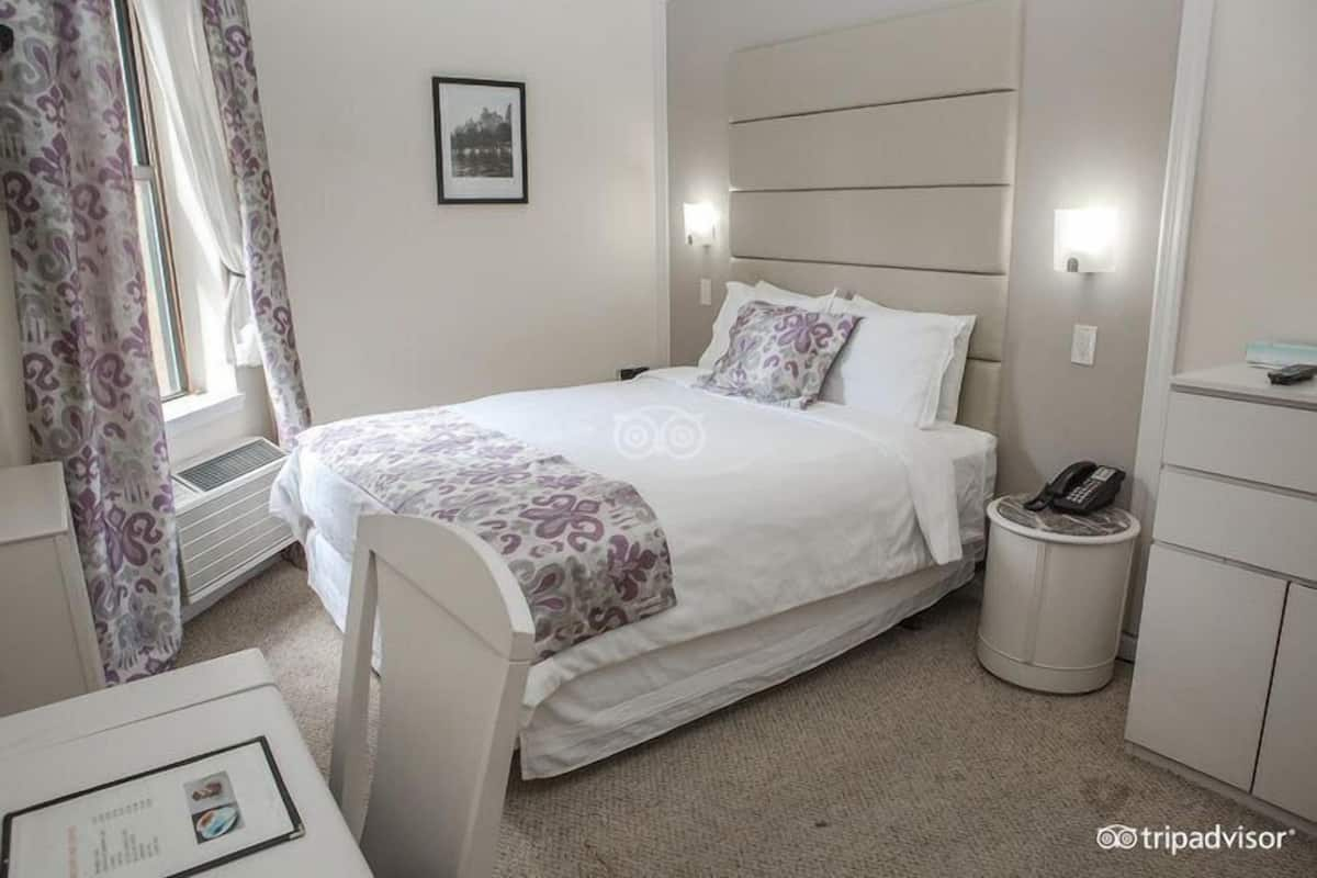 Standard Room, 1 Queen Bed | In-room safe, desk, iron/ironing board, free WiFi