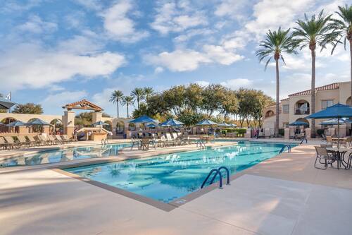 Una piscina al aire libre (de 07:00 a 22:00), sombrillas, tumbonas