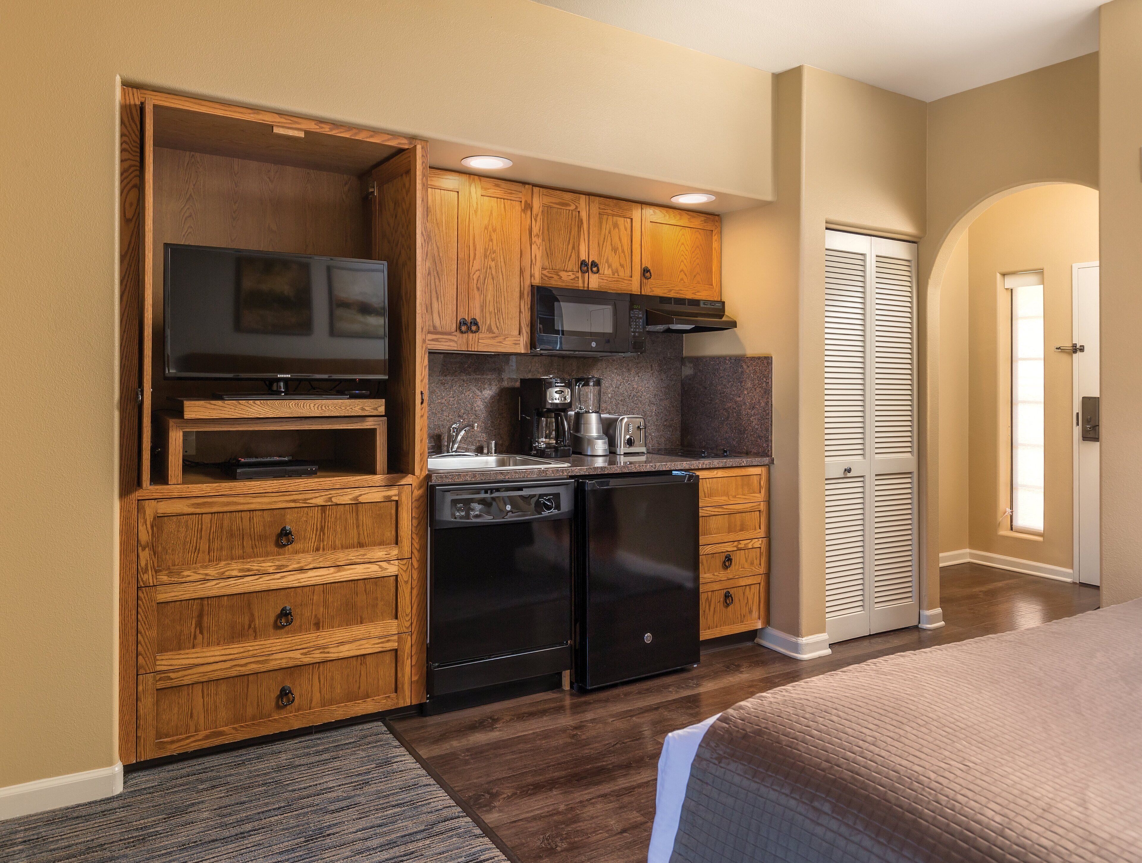 studio suite, kitchenette | private kitchenette | microwave, stovetop, dishwasher, coffee/tea maker