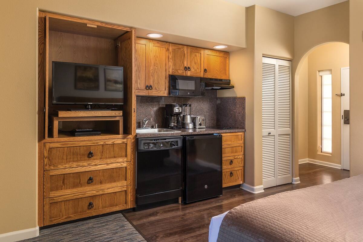 studio suite, kitchenette | private kitchenette | microwave, stovetop, dishwasher, coffee/tea maker