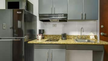 Geladeira, micro-ondas, cooktop, cafeteira/chaleira