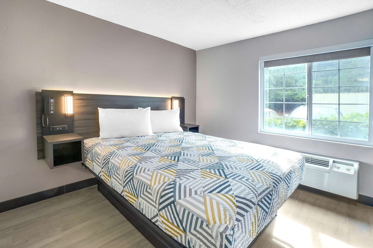 مكتب وواي فاي مجانًا ومُنبهات وملاءات أسرّة