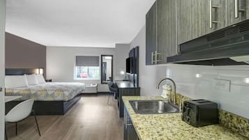 Escritorio, wifi gratis, ropa de cama y despertador