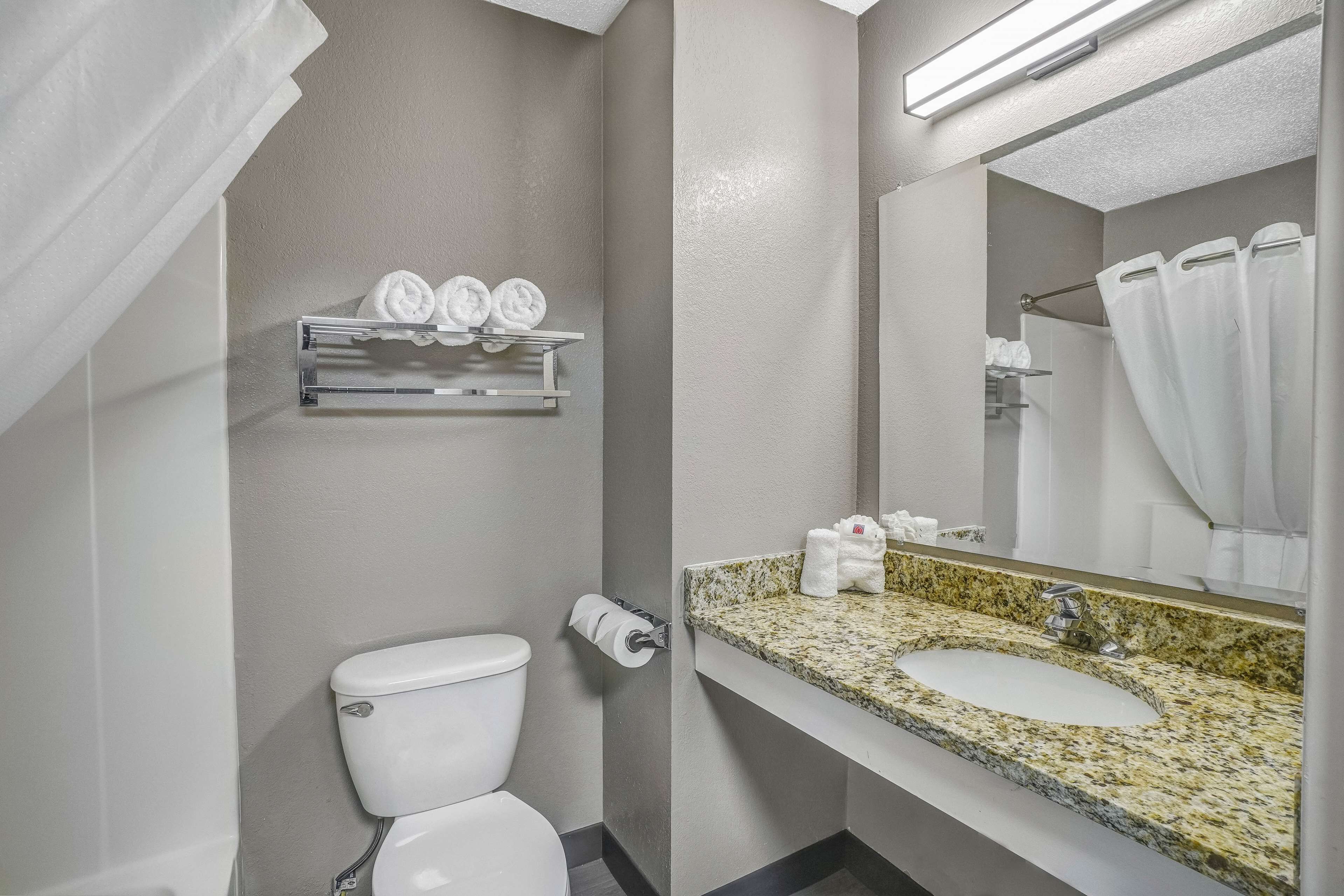 Douche, articles de toilette gratuits, sèche-cheveux