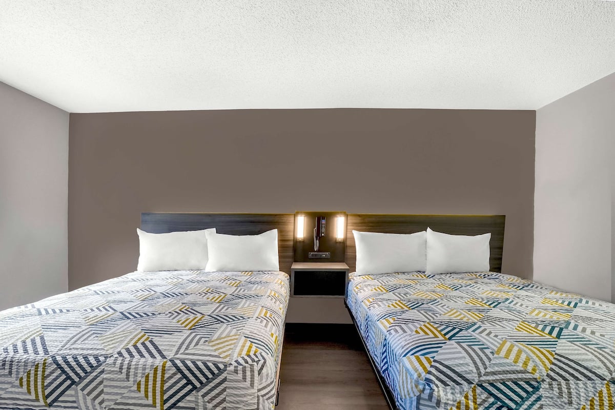 Escritorio, wifi gratis, ropa de cama y despertador