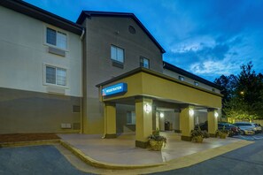 Property entrance - Studio 6 Duluth, GA - Near Gas South District (Duluth)