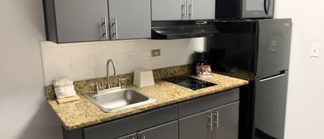 Kjøleskap, mikrobølgeovn, kokeplater og kaffetrakter/tekoker