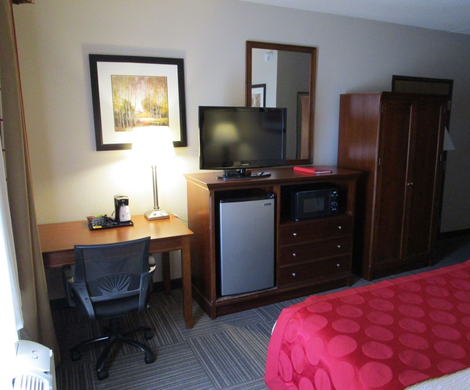 Bureau, rideaux occultants, fer et planche à repasser