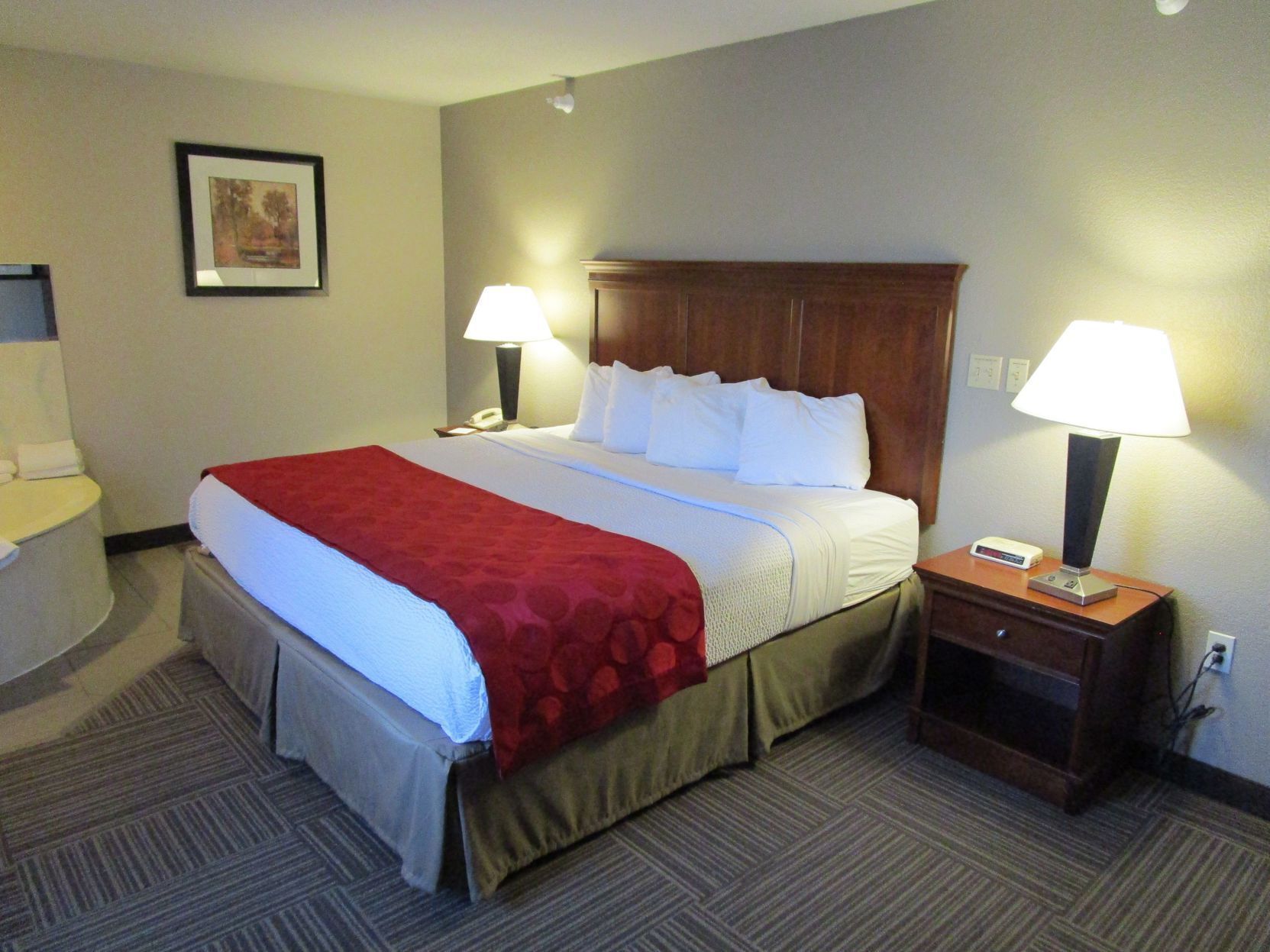 Bureau, rideaux occultants, fer et planche à repasser