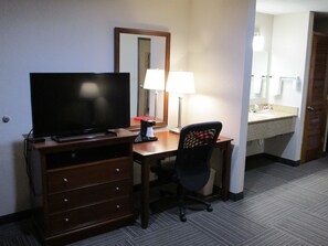 Business Room, 1 King Bed, Non Smoking (One-Bedroom) | Living room | Flat-screen TV