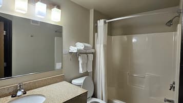 Un baño con lavamanos, inodoro y ducha.