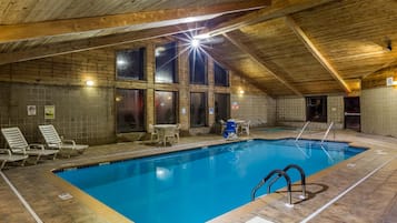 Piscina interna, funciona das 7h às meia-noite, espreguiçadeiras