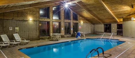 Innenpool, geöffnet von 07:00 Uhr bis 00:00 Uhr, Liegestühle