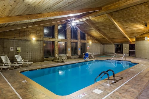 Piscine couverte, accès possible de 07 h 00 à minuit, chaises longues