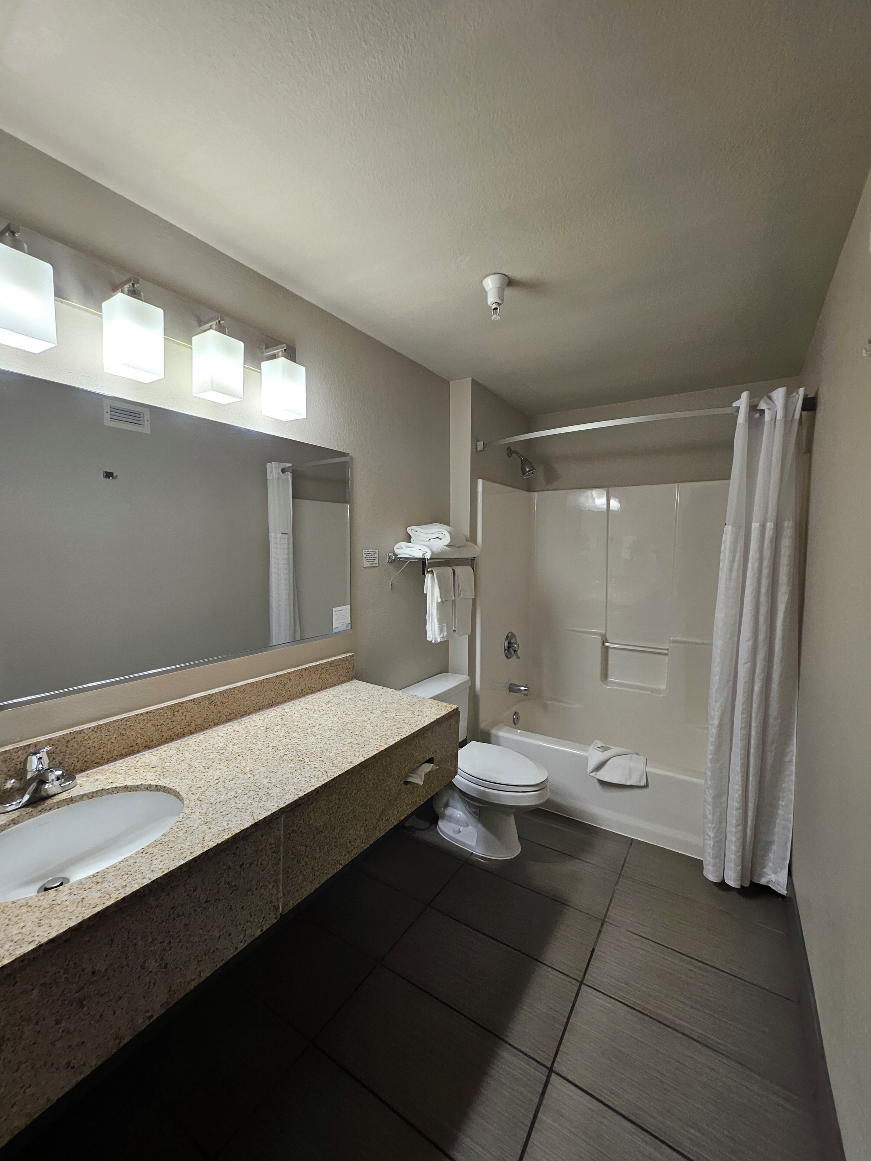 Ein Badezimmer mit Waschbecken, Toilette und Dusche.