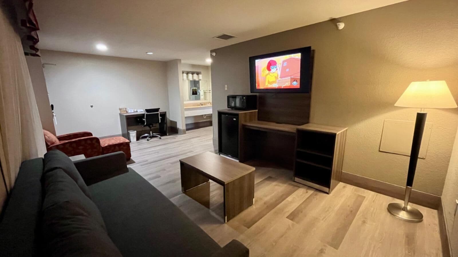 Sviitti, 1 suuri parisänky, tupakointi kielletty (One-Bedroom) | Oleskelualue | Taulutelevisio