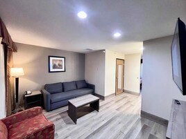 商务客房, 1 张特大床, 无烟房 (One-Bedroom) | 起居区 | 平板电视