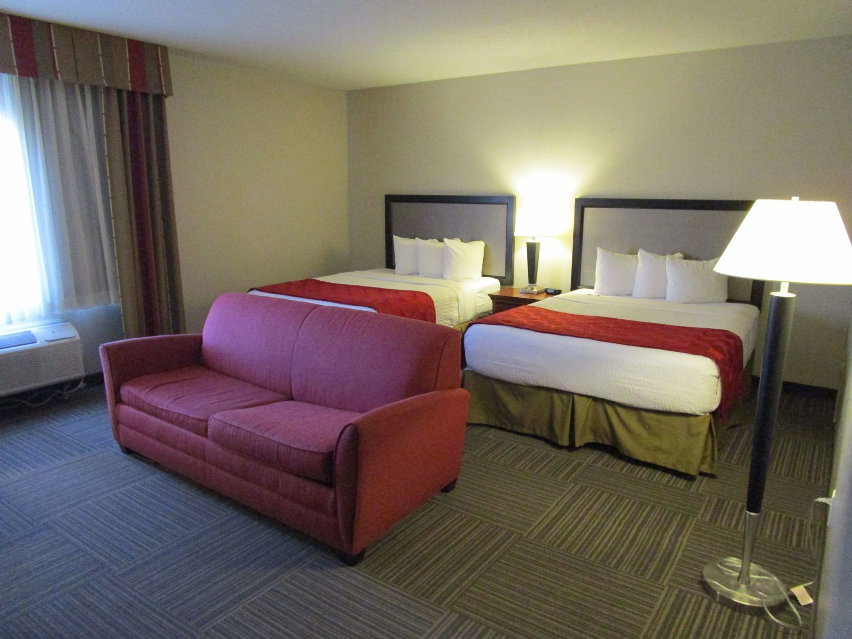 Bureau, rideaux occultants, fer et planche à repasser