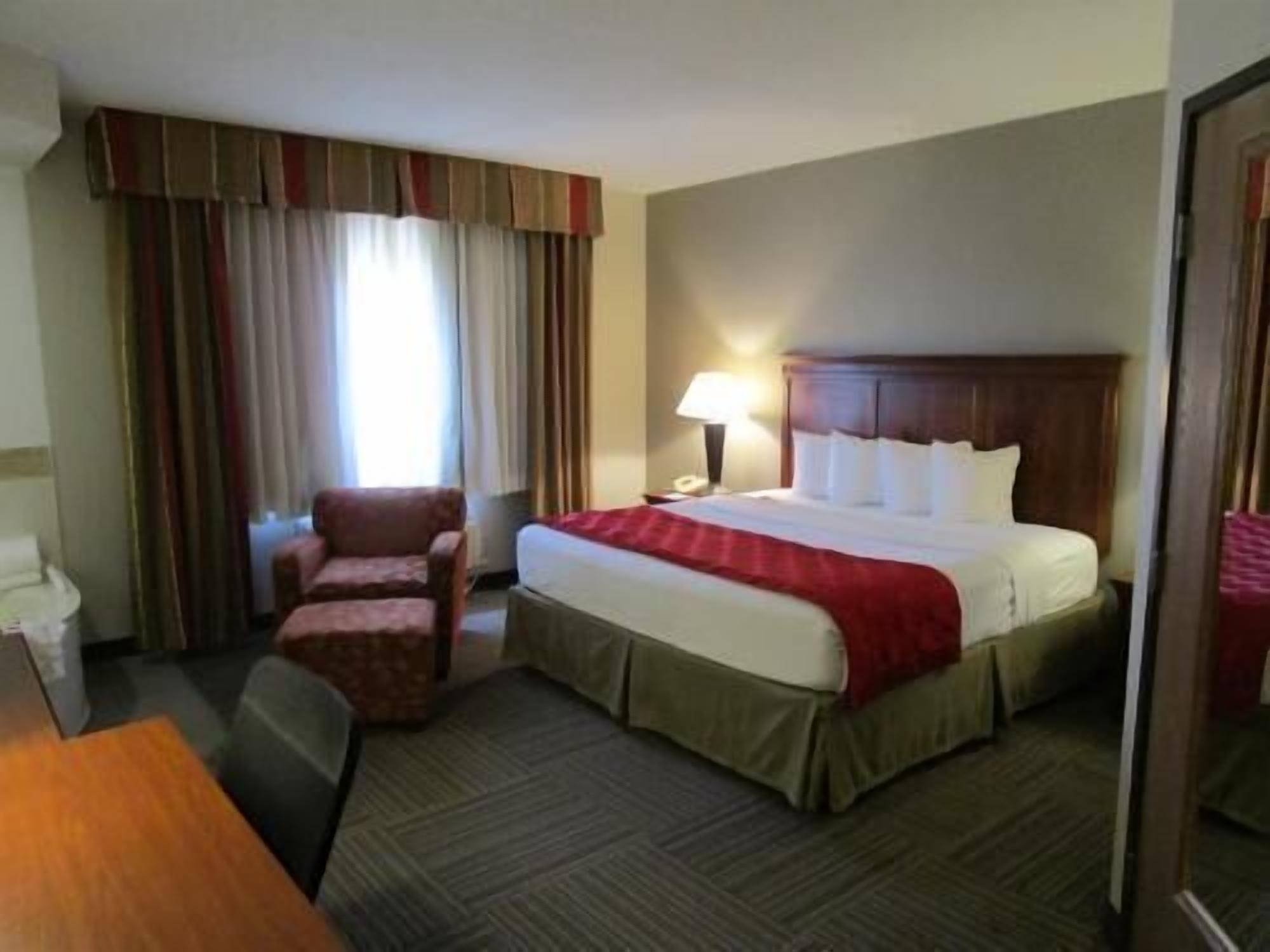 Bureau, rideaux occultants, fer et planche à repasser