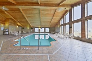 Piscine couverte, accès possible de 07 h 00 à minuit, chaises longues 