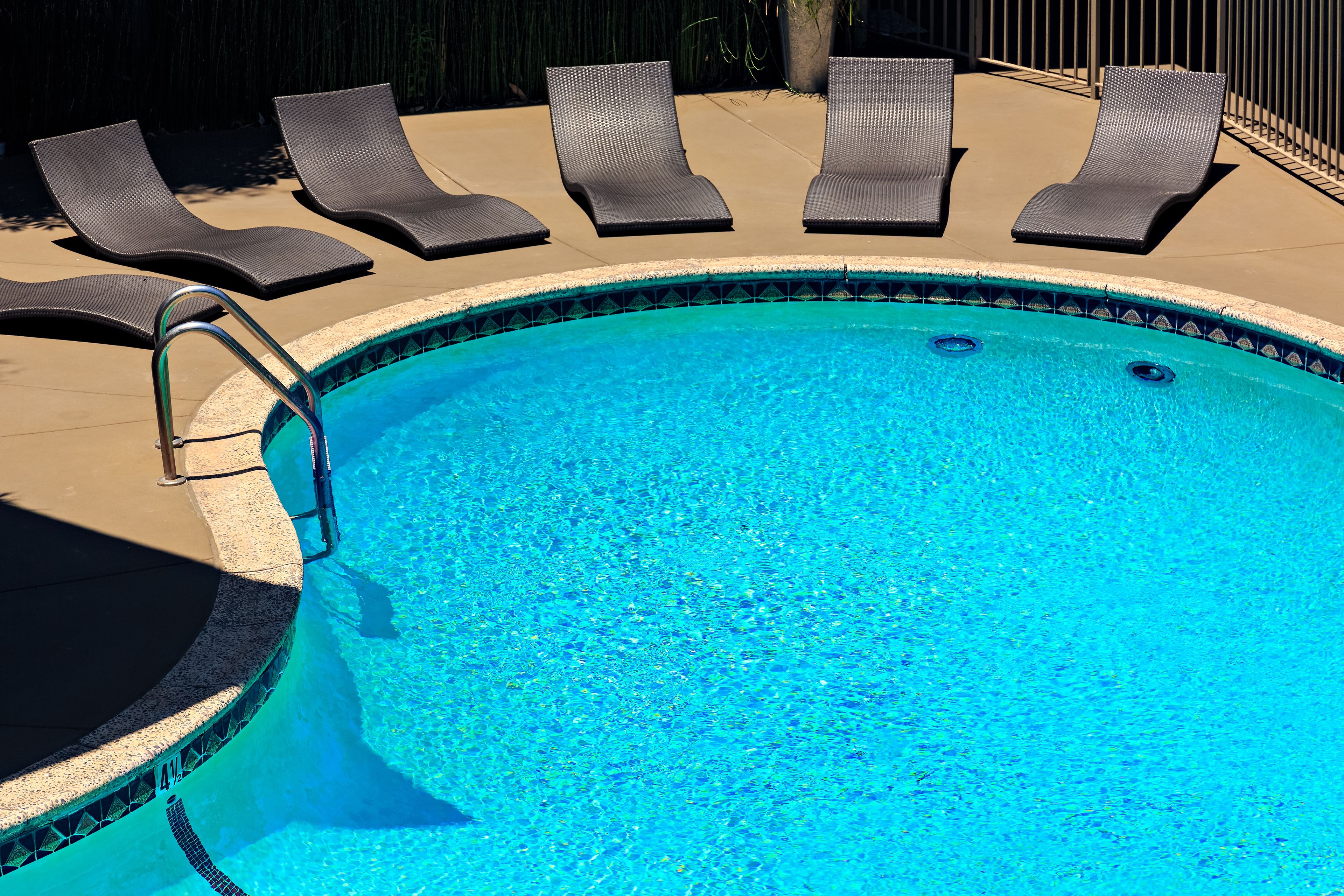 Piscine extérieure, chaises longues