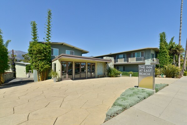 Front of property - The Inn at East Beach (Santa Barbara)
