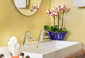 Shower, designer toiletries, hair dryer, towels - The Inn at East Beach (Santa Barbara)