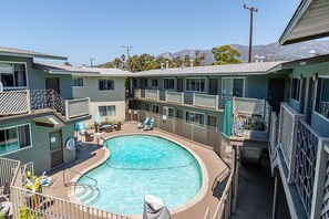 Outdoor pool, open 10:00 AM to 9:00 PM, sun loungers - The Inn at East Beach (Santa Barbara)