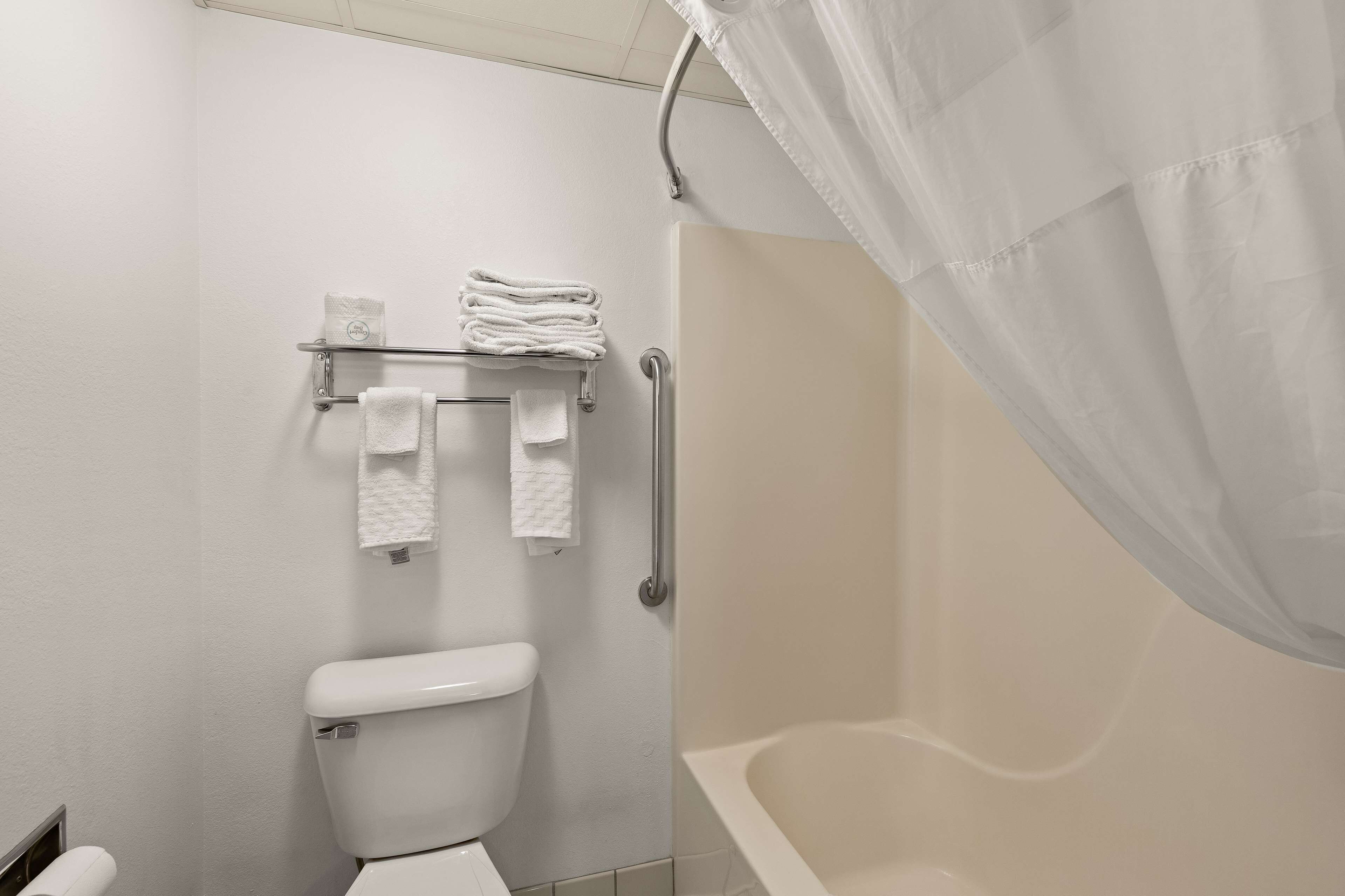 combined shower/bathtub, free toiletries, hair dryer, towels