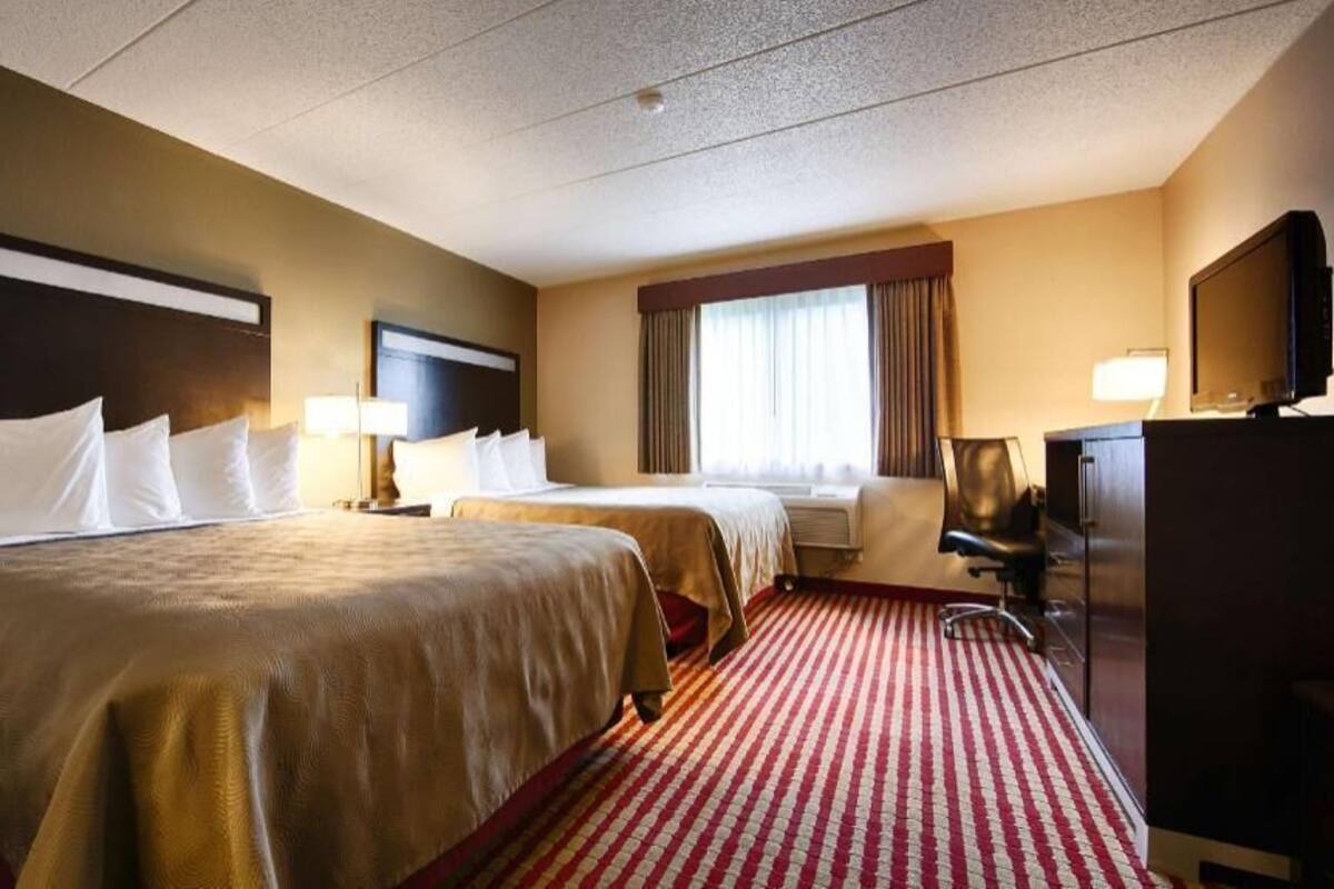 Desk, iron/ironing board, WiFi, bed sheets