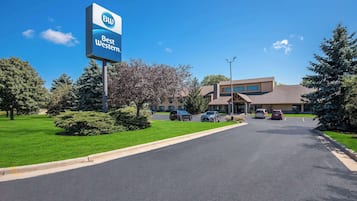 Guests can enjoy a pleasant stay at this hotel, surrounded by well-maintained lawns and trees.