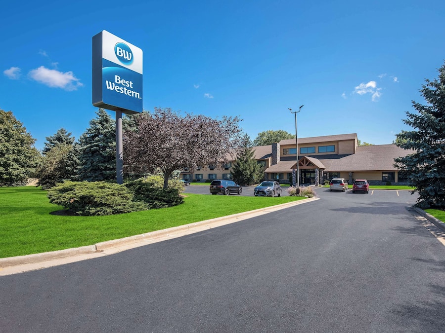 A Best Western hotel with a clear driveway, parking area, and a signboard.