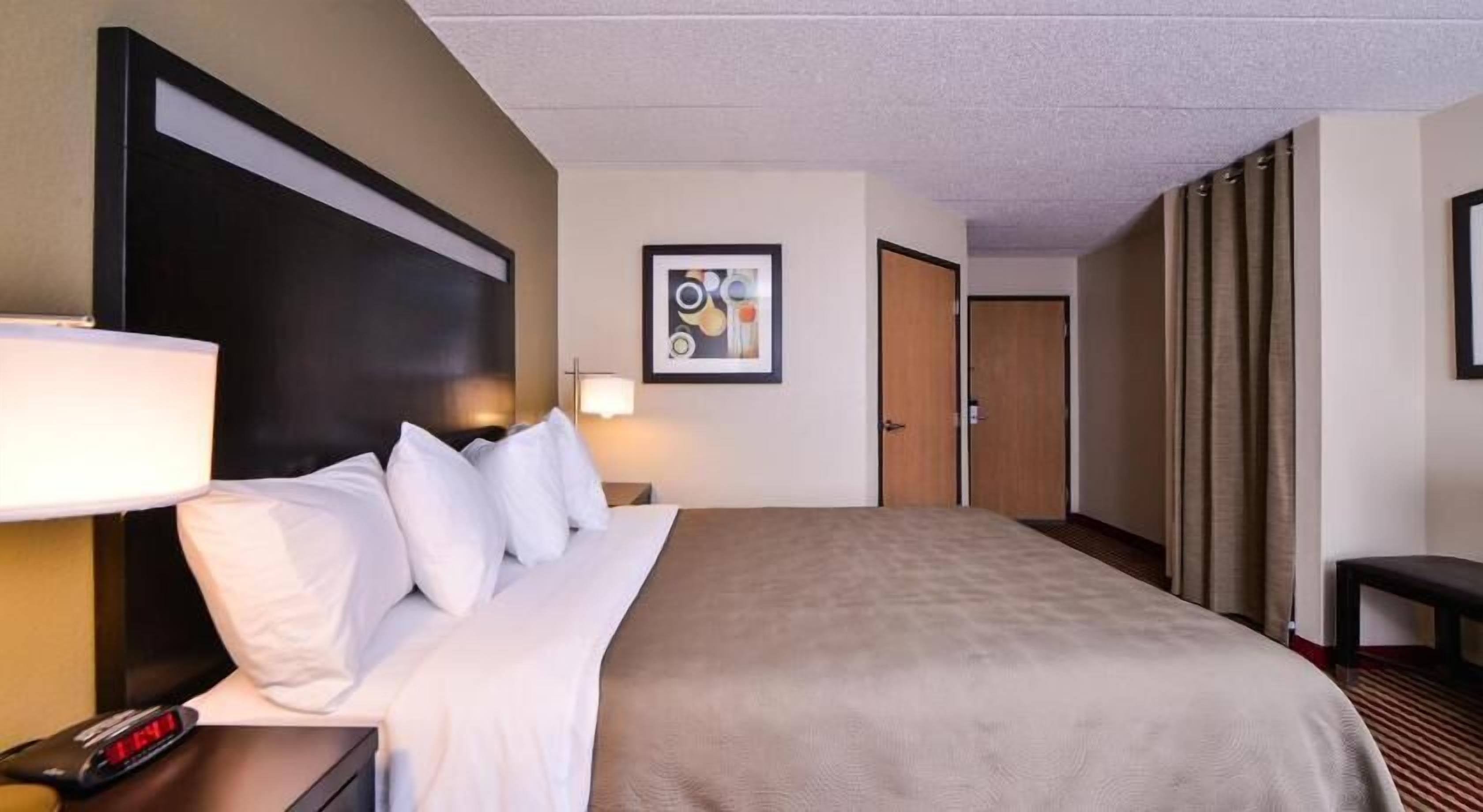 Desk, iron/ironing board, WiFi, bed sheets